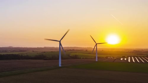 Parque eólico al amanecer Lapso de tiempo de movimiento