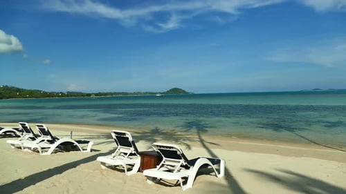 Beautiful tropical beach sea ocean with blue sky and white cloud