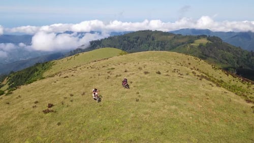 Motocross auf alpinen Wiesen