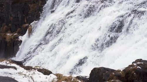 Wasser des Dynjandi-Wasserfalls in Slowmotion