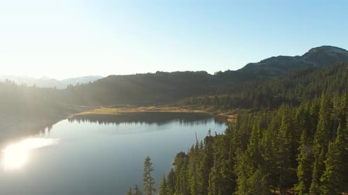 Vista aérea do belo lago glaciar na paisagem montanhosa canadense