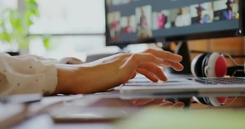 Grafikdesignerin benutzt Laptop in einem modernen Büro 4k