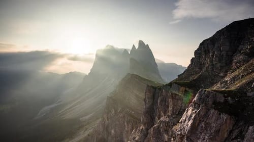 Zeitraffer Wolkenlandschaft über dem Seceda-Berg in den Dolomiten Italien