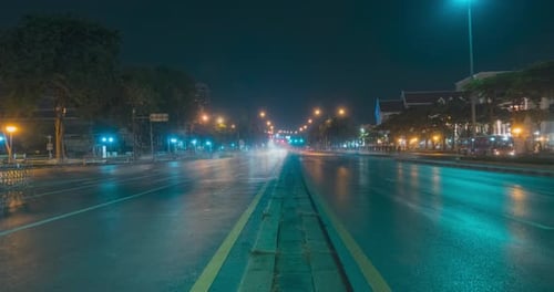 Hyperlapse des nächtlichen Stadtverkehrs an der Straßenkreuzung