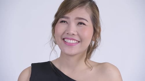Gesicht einer glücklichen jungen schönen asiatischen Frau, die denkt