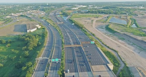 Vista aérea superior de um enorme entroncamento rodoviário complexo em carros que dirigem na Alfred E