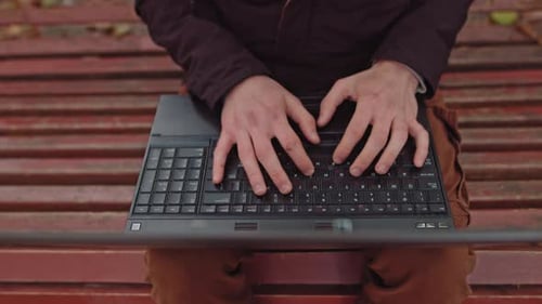 Close-up Movendo Macro Shot: Pessoa digitando no teclado do computador. Trabalhando