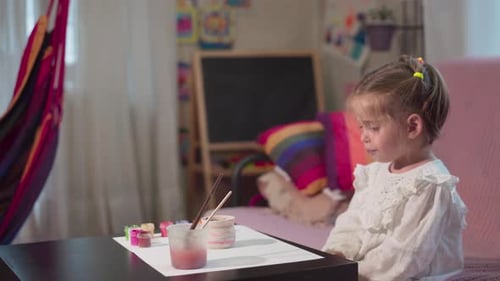 Petite fille peignant un pot fait main à la maison Hobby Leisure Arts Crafts Concept Peinture pour enfants Artisanat