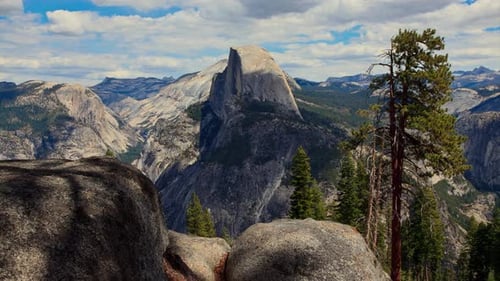 Time Lapse de las nubes moviéndose detrás de Half Dome en el Parque Nacional de Yosemite
