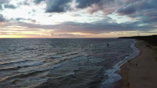 Wunderschöne Sunset Kiteboarder Kiteserfing im Hintergrund. Drohnen-Luftschuss.