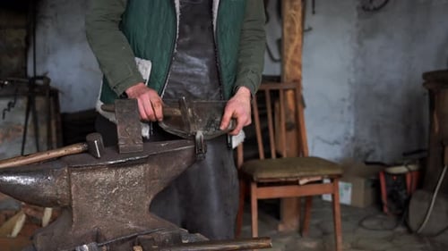 Schmiedewerkstatt. Manuelle Produktion von Smithy. Smith mit Hammer Hit Scoop, Auf dem Amboss, The
Forging