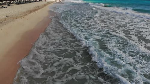 Vue sur l'océan, plage, côte, vue de dessus, eau turquoise, paysage marin depuis le ciel