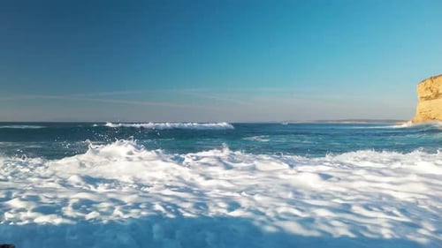 Blick auf die Meereswellen vom Rocky Beach