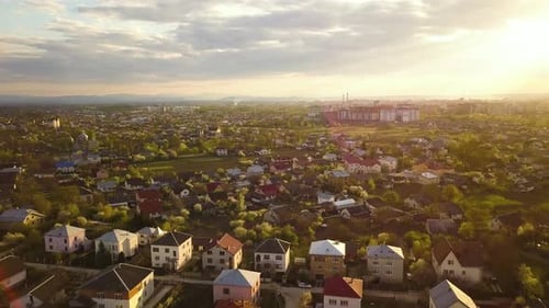 Vista aérea de la zona rural de la ciudad con casas residenciales al atardecer de verano.
