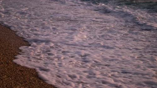 Meeresküste mit Kieselsteinen. Seelandschaft im Sommer. Strand und Wasser. Mittelmeer.