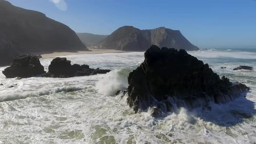Rocky Beach enthüllt Landschaften der Berge