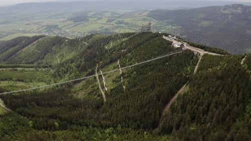 Schneller Drohnenschuss der längsten Hängebrücke der Welt im tschechischen Mähren.