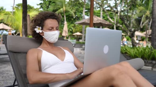 Telearbeit am Strand während des Corona-Virus