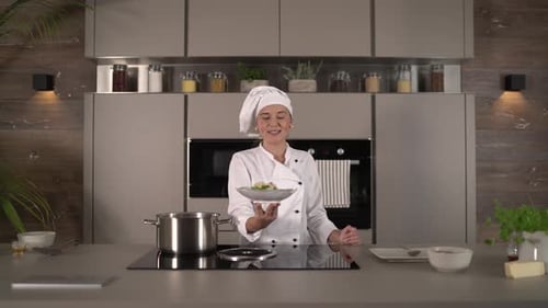 Sprechende Köchin präsentiert frische Mahlzeit in der Küche