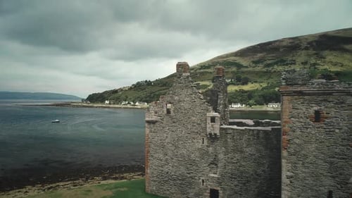 Nahaufnahme der schottischen Schlossmauern, Luftaufnahme, Meereslandschaft, Dramatisch Landschaft an bewölktem Sommertag