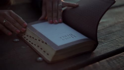 Bible sur l'autel 4K