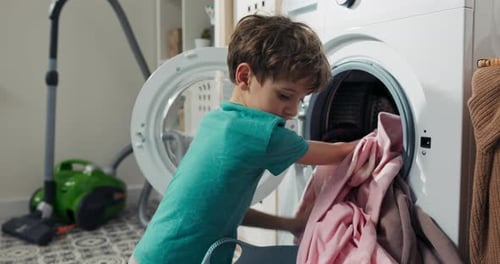 Kleines Kind verbringt Zeit in Waschküche Badezimmer erledigt Hausarbeiten während der Ferien Junge