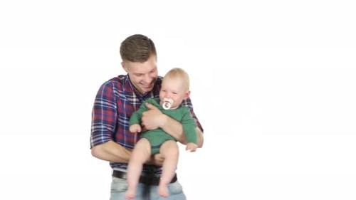 Vater hält Baby und spielt mit ihm