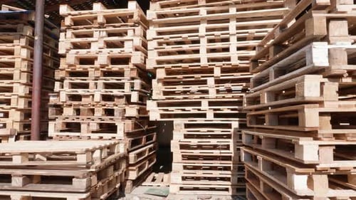 Gestapelte Holzpaletten in einem Lagerhaus