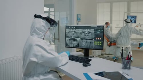 Assistant stomatologique examinant les rayons X de la dentition