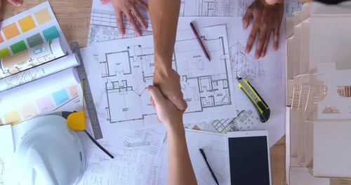 Vista superior do aperto de mão após consulta e conferência Novo plano de projeto