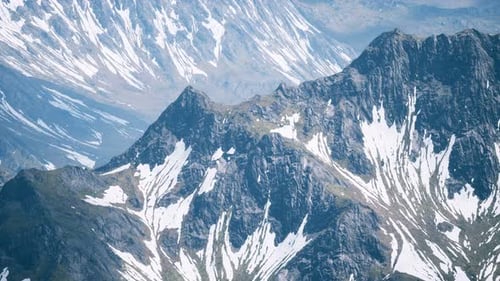 Vista aérea del paisaje de las montañas con nieve cubierta de nieve