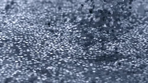 Glitzer in Wasser fallen lassen, gefüllt mit Glitzer, Zeitlupe