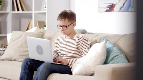 Garçon jouant sur ordinateur portable