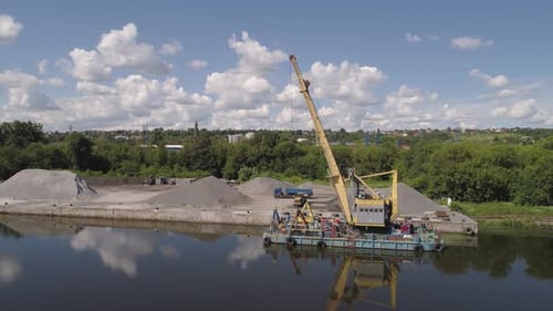 River Crane Bagger auf Barge