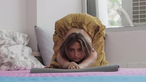 Jovem mulher fazendo pose estendida de cachorro de ioga