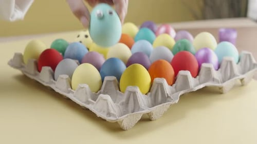 Œufs de Pâques peints dans un panier