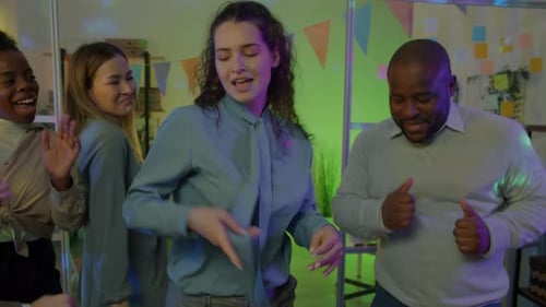 Câmera lenta de empresários e empresárias felizes dançando à noite no escritório