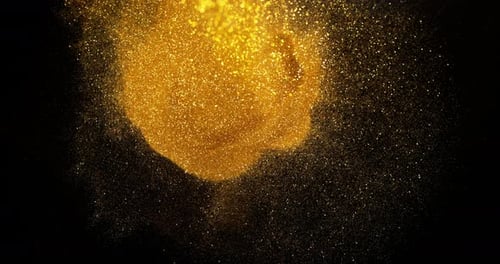 Goldener Glitzer fällt auf schwarzen Hintergrund, Zeitlupe 4K