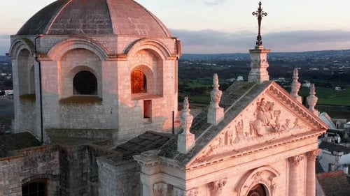 Vista de cerca de la catedral de la ciudad de Locorotondo