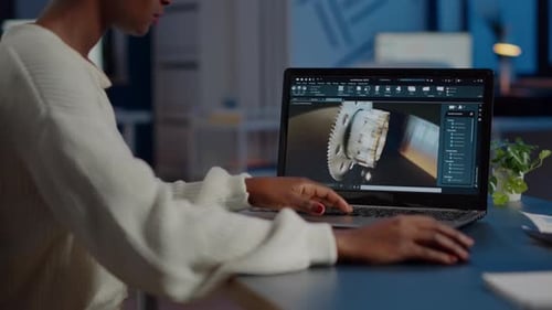 Ingeniero diseñador africano cansado analizando un nuevo prototipo