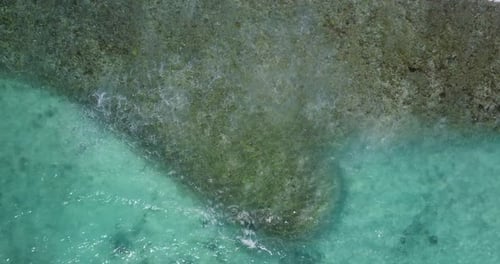 Natürliche abstrakte Luftaufnahme eines paradiesischen sonnigen weißen Sandstrandes und türkisfarbenem Wasserhintergrund