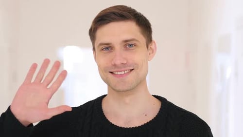 Hallo Mann mittleren Alters winkend Hand