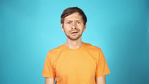 Concept de paume faciale. Jeune homme stressé faisant un geste facepalm avec la main.