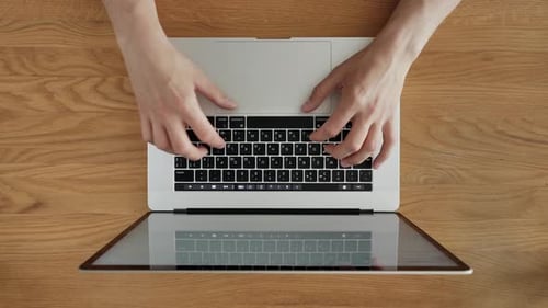 Hombre escribiendo en una computadora portátil