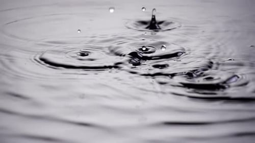El agua de lluvia cae a cámara lenta