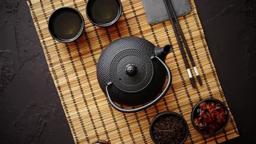 Juego de té verde asiático sobre tapete de bambú