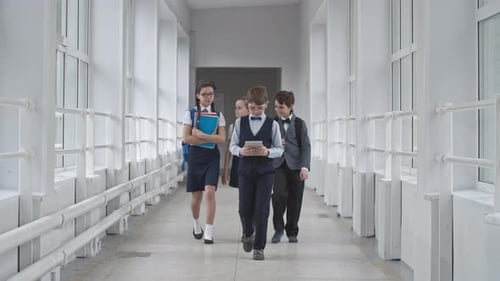 Estudantes da escola caminhando ao longo do corredor