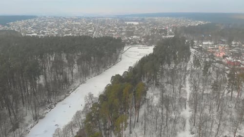 Winterwald, Fluss und Dorf