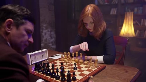 Mädchen spielen Schach