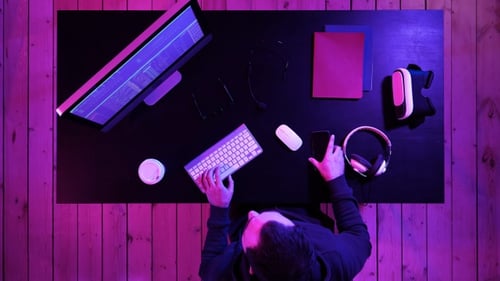Coding-Spezialist für Gelegenheitsspiele mit Computer und Gespräch
